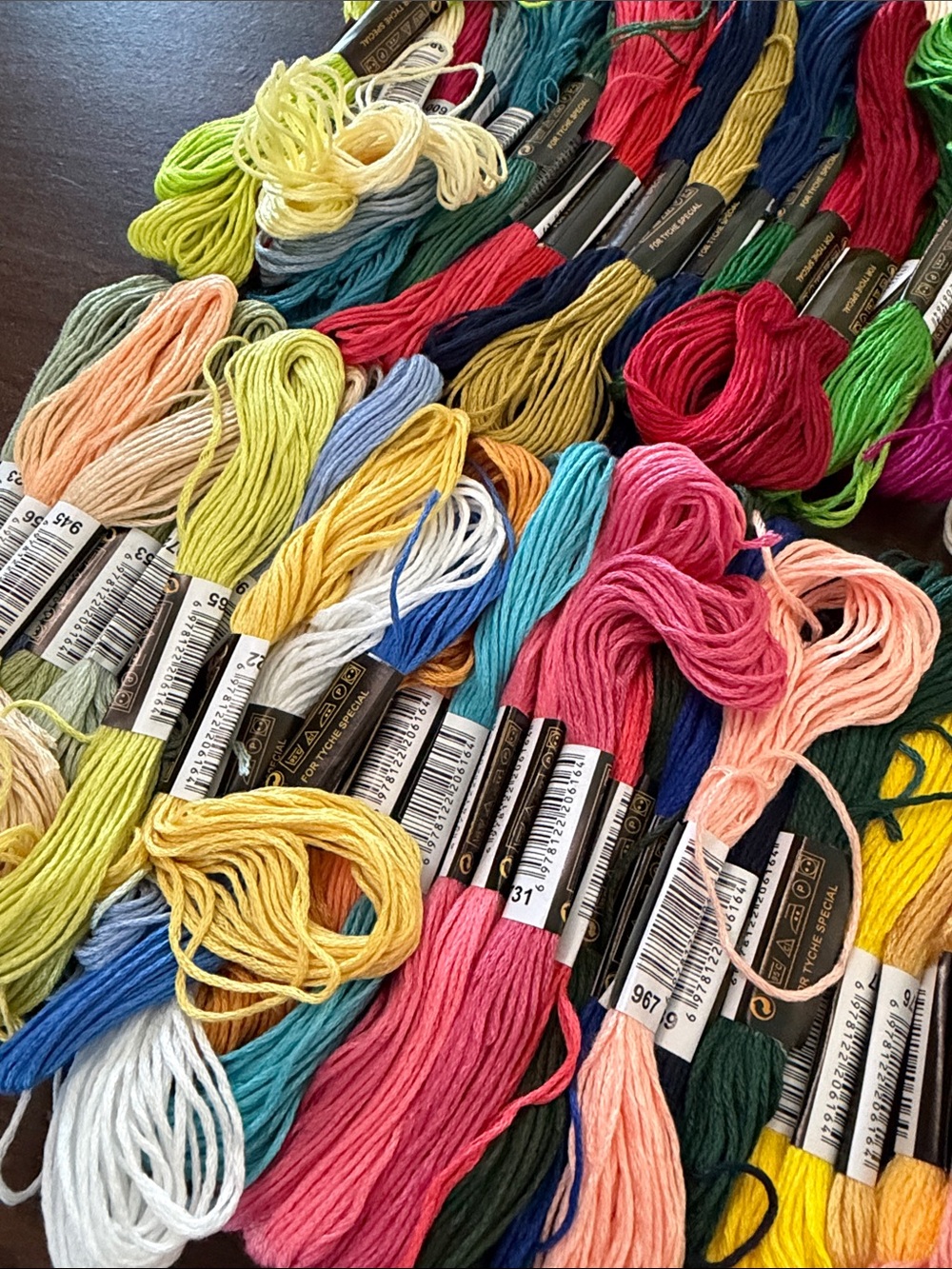 Huge 124 Piece Embroidery Floss Lot - Assorted Colors Craft Thread Skeins new - Picture 4 of 8